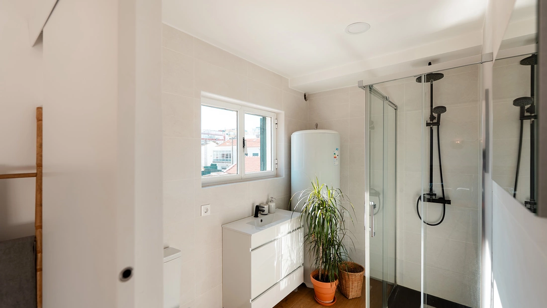 24+ Surfcamp Caparica Portugal Doppelzimmer Bad