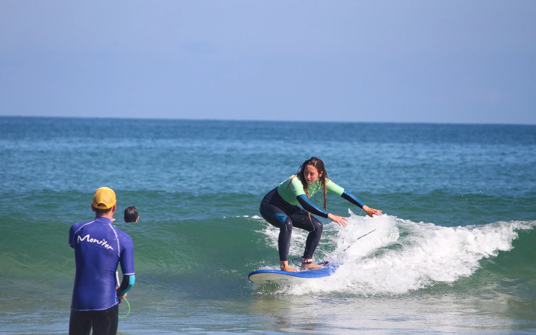Grüne Wellen seitlich absurfen Surfcamp Loredo Spanien Surfen lernen