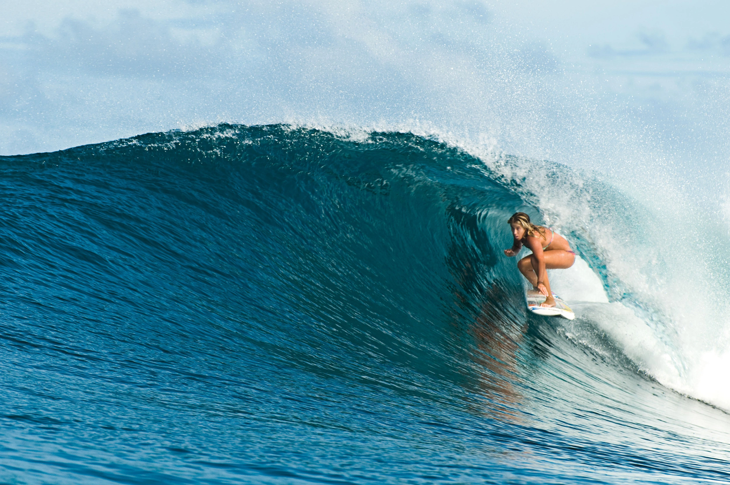 Surfer beim Surfen einer Barrel in Indonesien Surfer beim Surfen einer Barrel in Indonesien