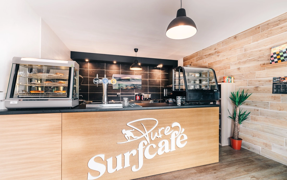 Hier gibt es guten Kaffee, frisch gezapftes Bier und einige Leckereien