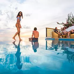 Menschen am Pool des Sea View Surfcamp Marokko