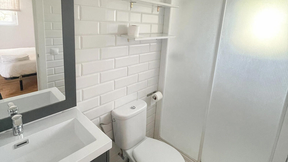 Mit eigenem Bad Surfcamp Loredo Spanien Bungalow Bad