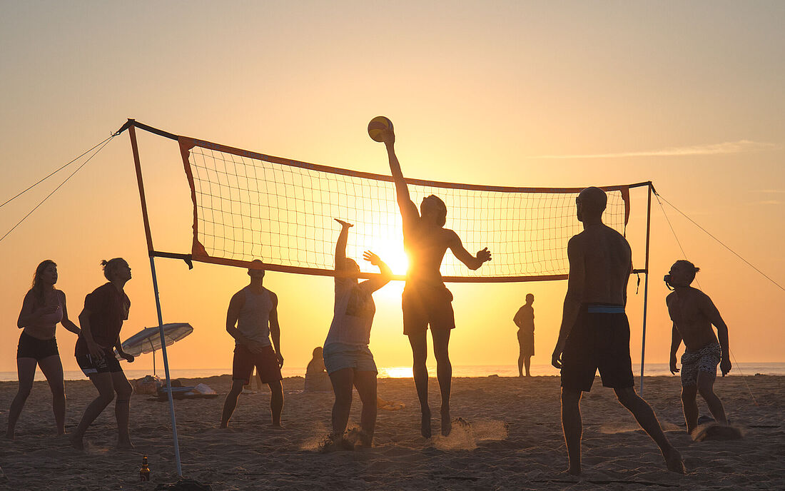 Beachvolleyball im Abendlicht