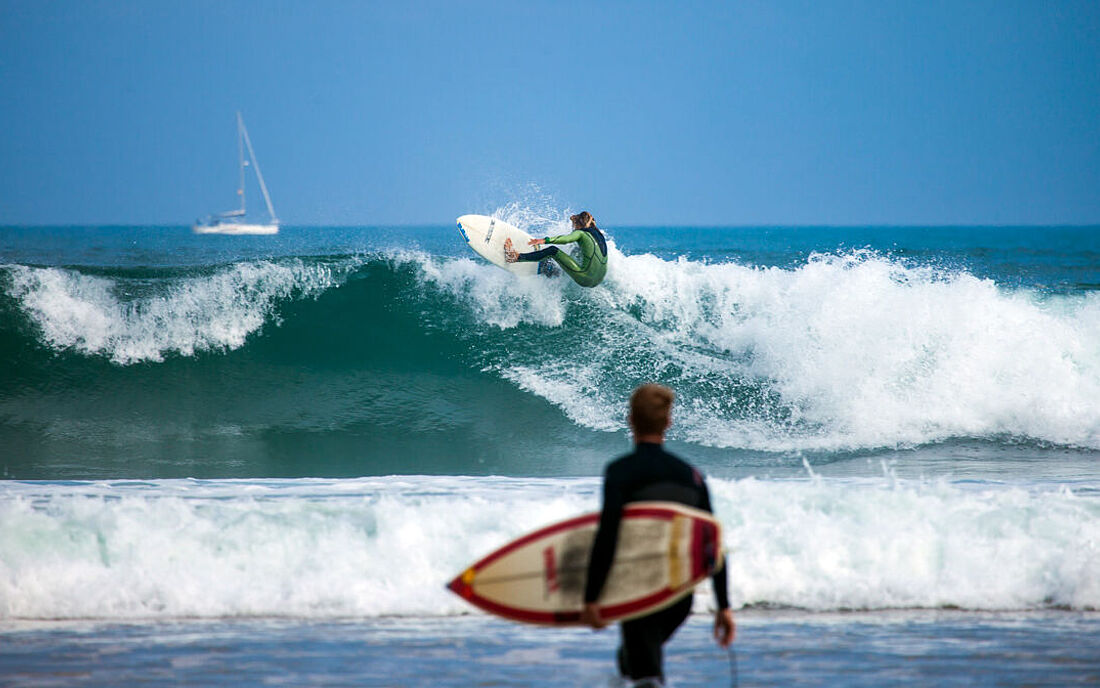 Gro&szlig;e Auswahl an verschiedenen Surfboards und Wetsuits