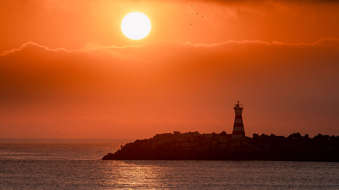 Picture-perfect sunsets Sunsets in the Pure Surf Camp Peniche