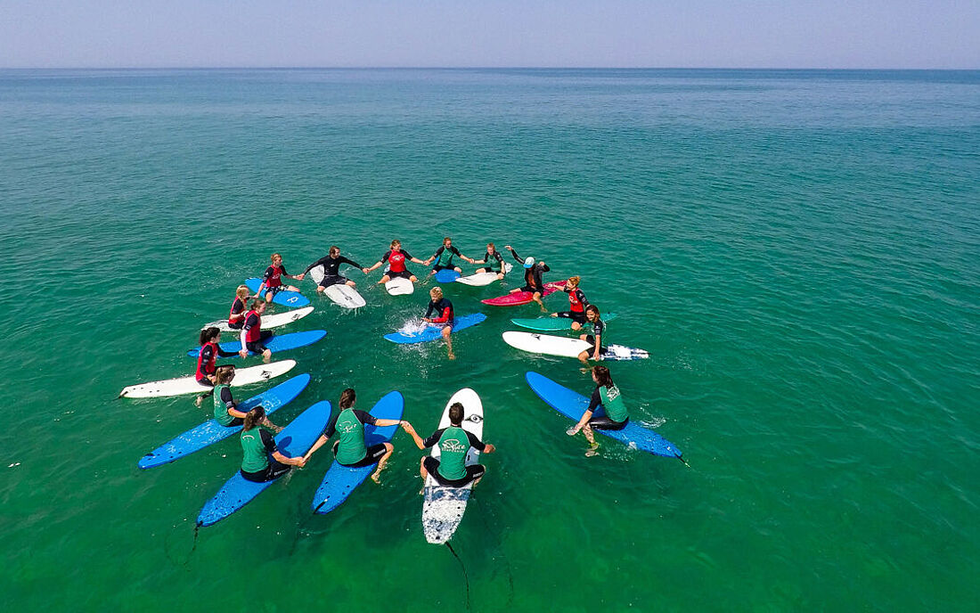 Mit Surflehrer Adrian in die gr&uuml;nen Wellen