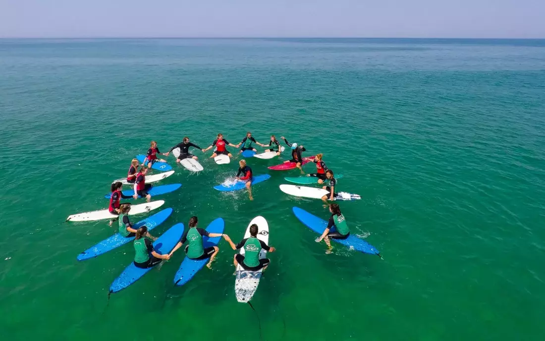 Mit Surflehrer Adrian in die grünen Wellen