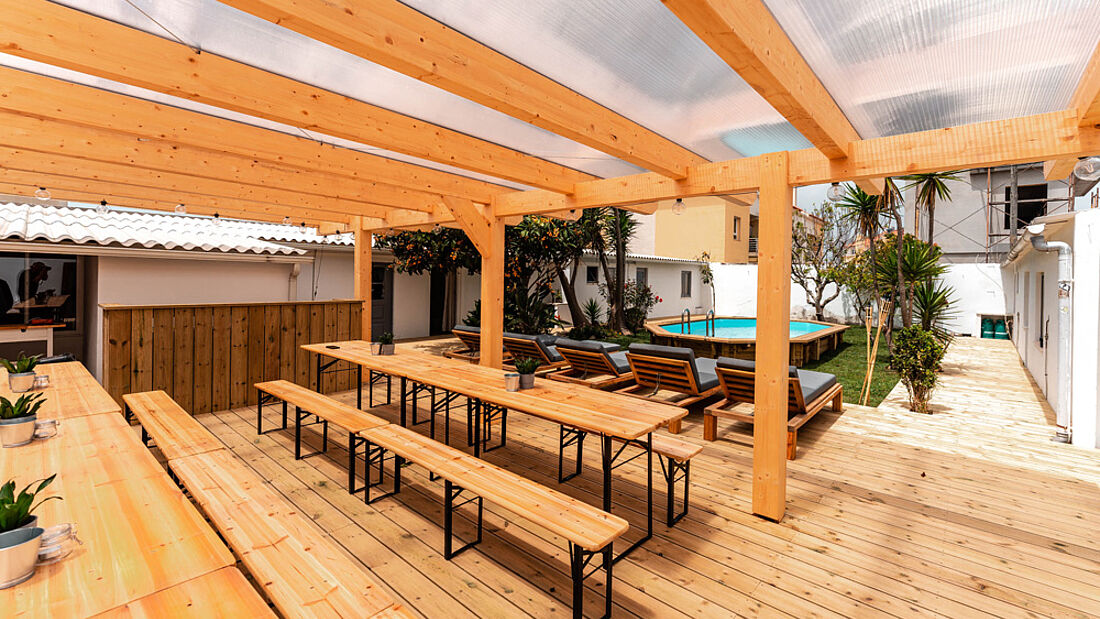 Covered dining area Surfcamp Portugal Peniche surfing
