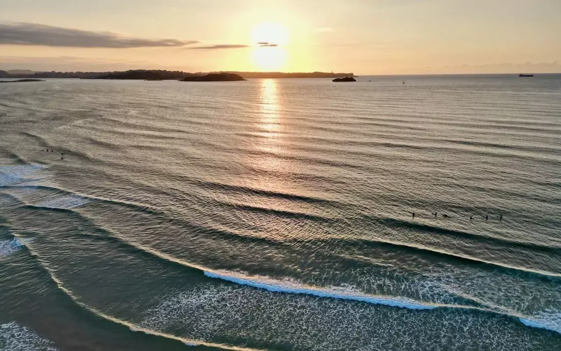 Line-up mit Aussicht – Surfen in Some / Loredo Line-up mit Aussicht – Surfen im Abendlicht