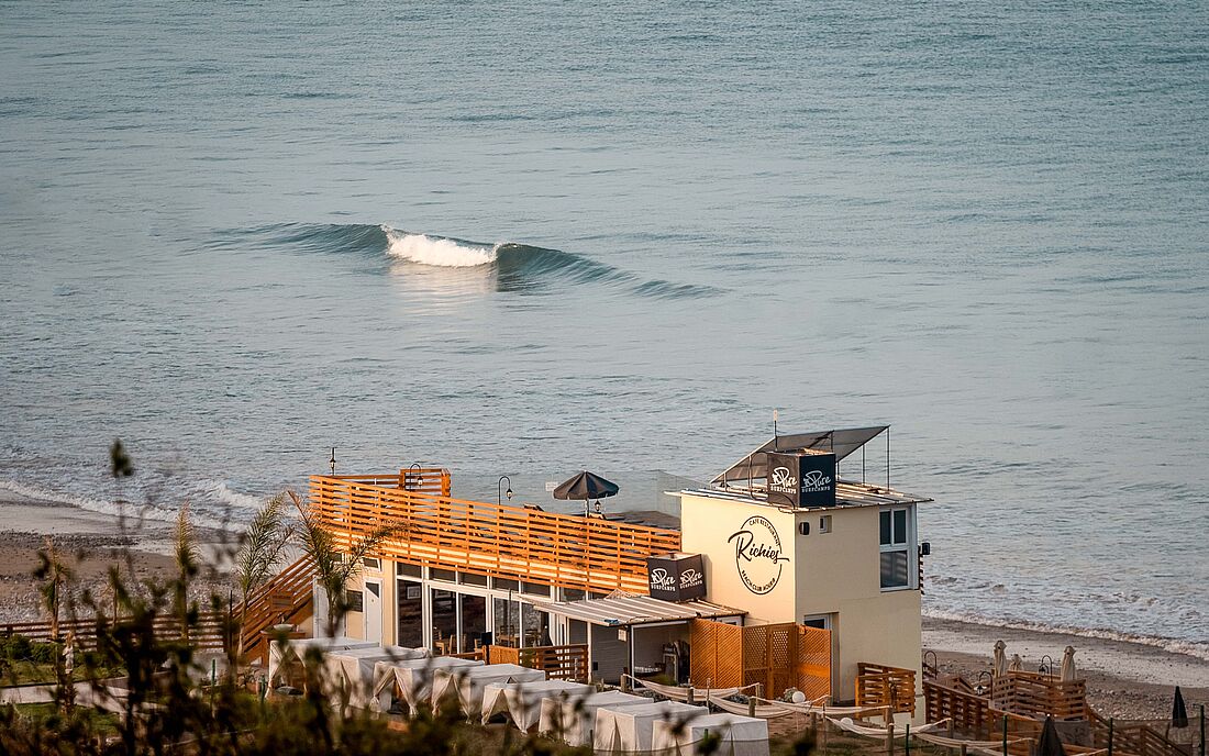 &lsquo;Richies&rsquo; &ndash; your beachfront restaurant right by the surf camp.