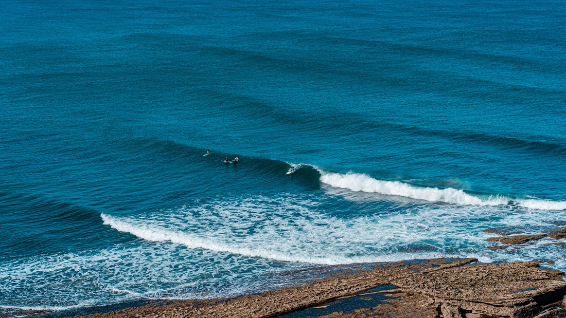 Reefbreak an unserem Hausstrand Ribeira d'Ilhas