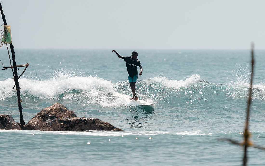 sticks break Beachfront Surfcamp Sri Lanka Guiding