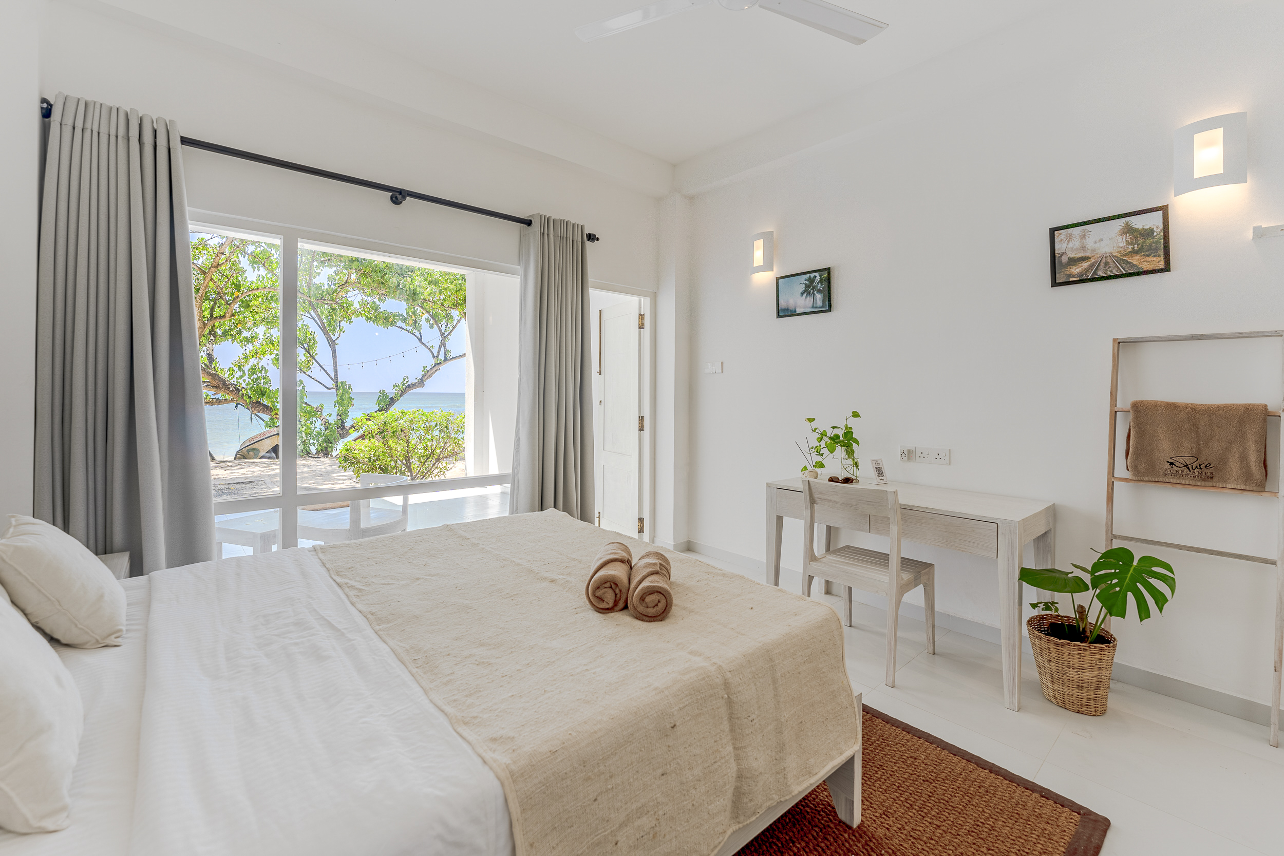 double room with direct beach and sea view