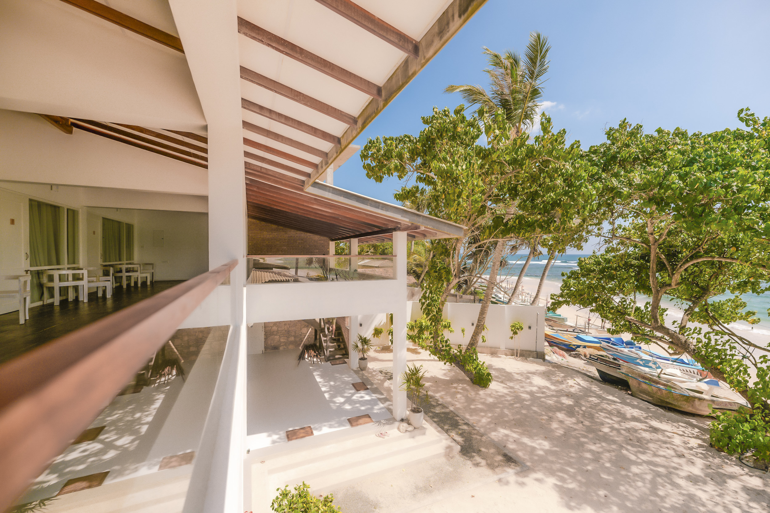 blick von der terrasse auf den garten, strand und das meer