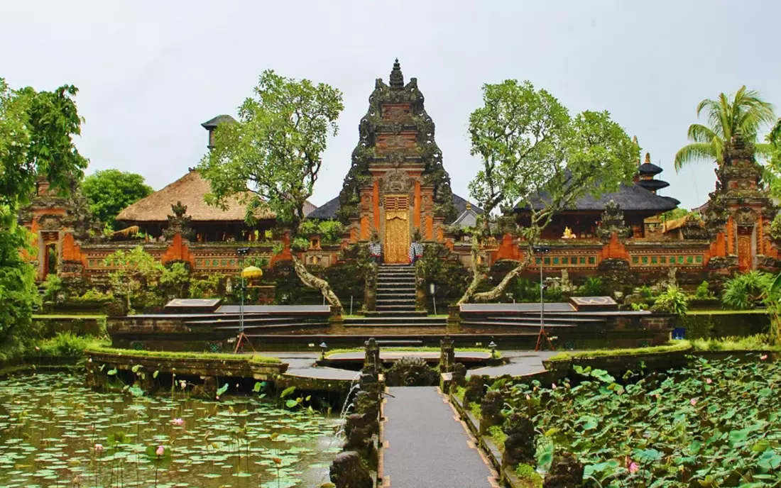 Surf Camp Seminyak Royal Temple